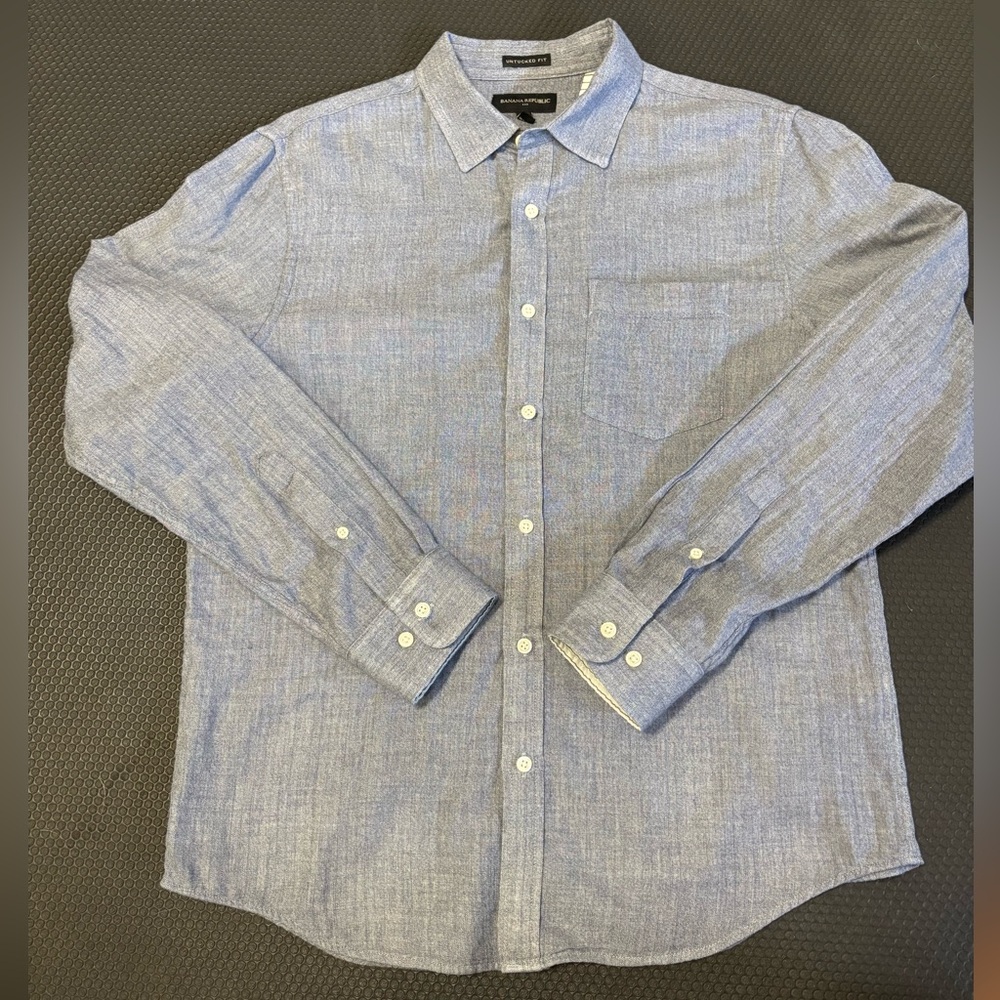 Banana Republic Light Blue Casual Button-Down Shirt